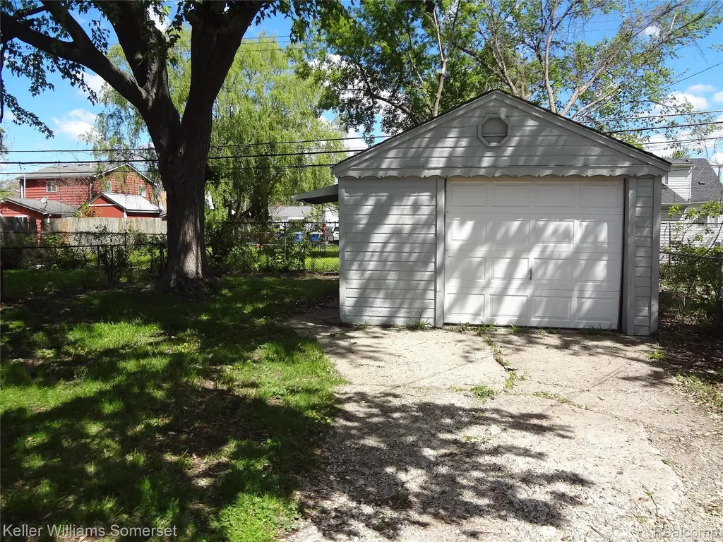 8127 Orchard Avenue Warren City MI 48089