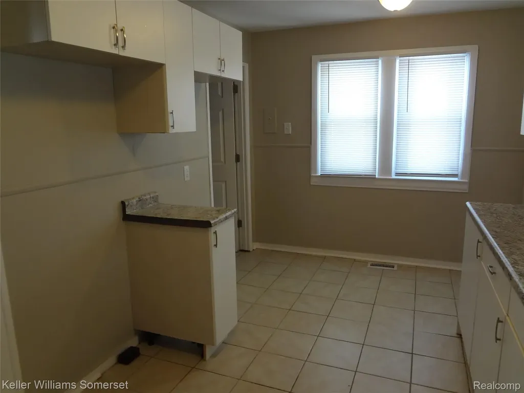 8127 Orchard Avenue Warren City MI 48089