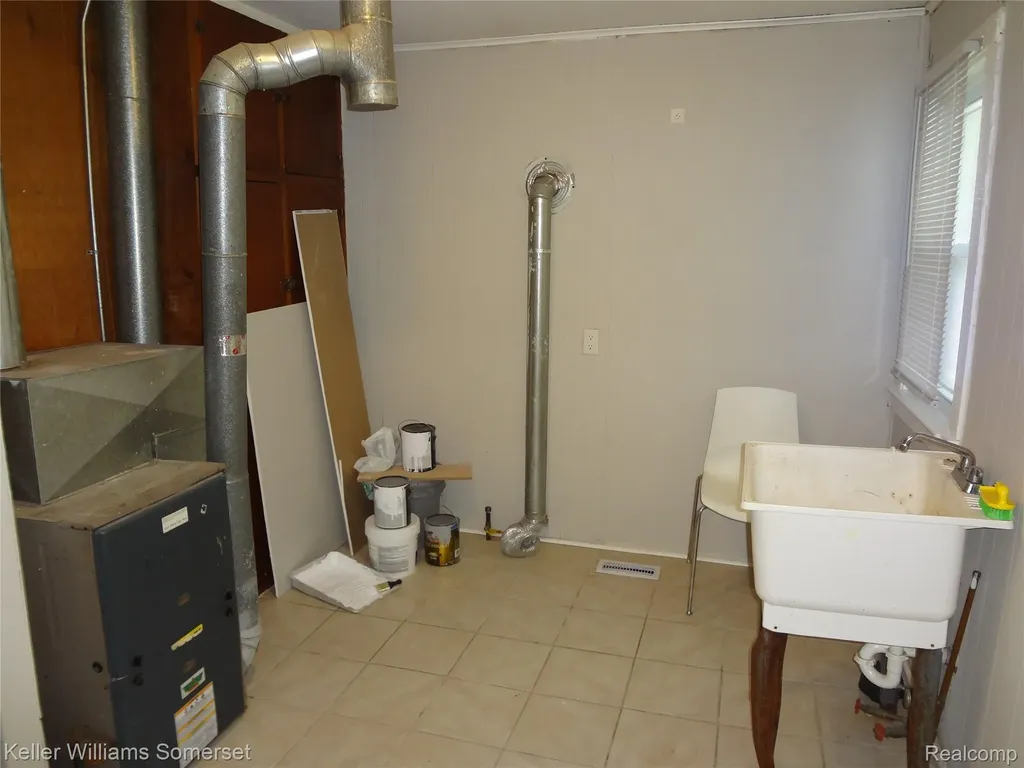 8127 Orchard Avenue Warren City MI 48089