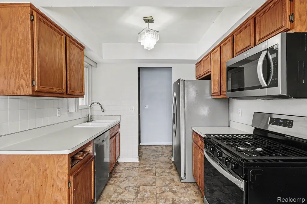 24326 Juliet Drive Center Line City MI 48015