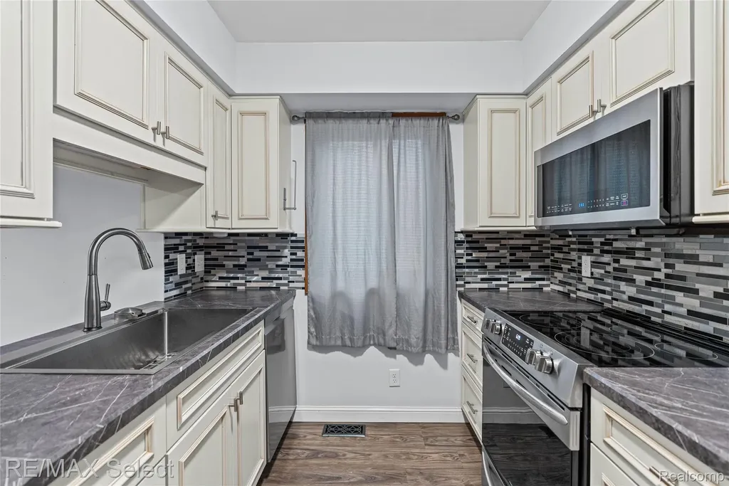 580 Oakbrook Circle Flushing City MI 48433