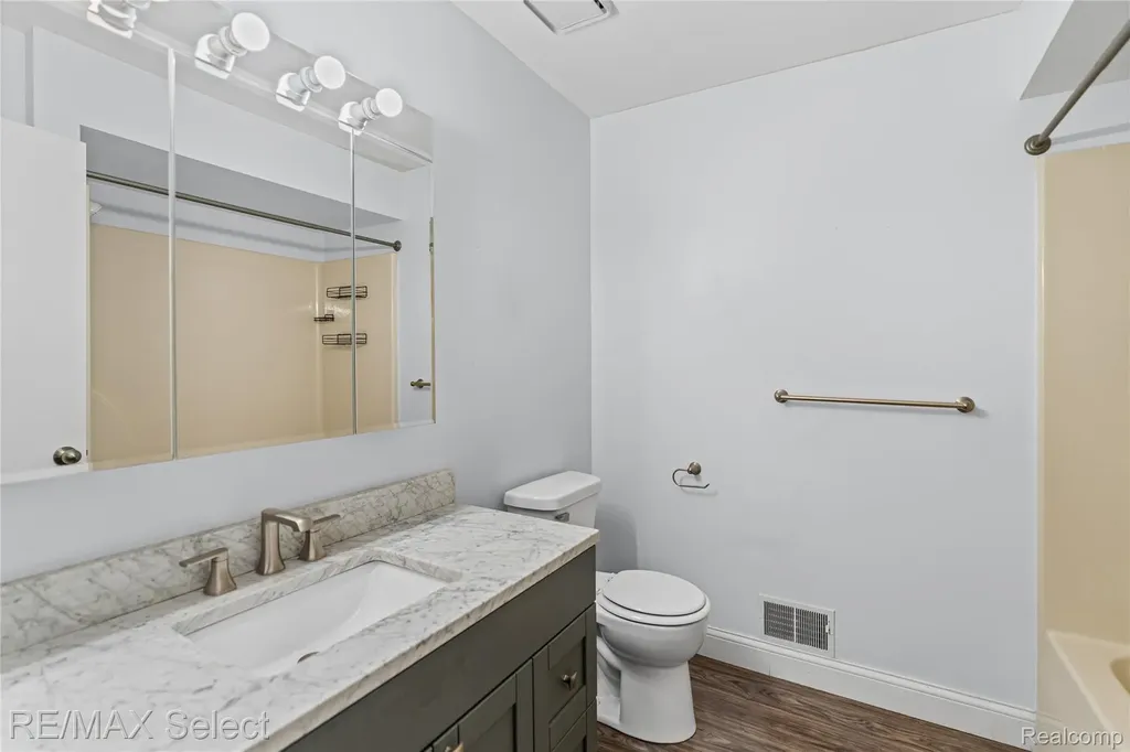 580 Oakbrook Circle Flushing City MI 48433