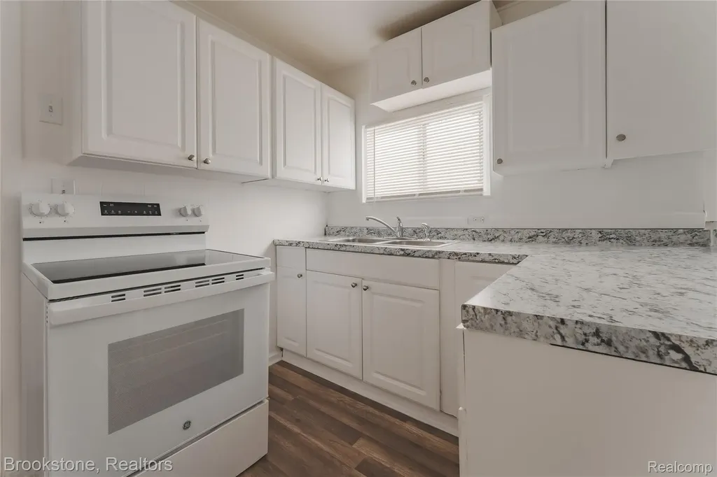 671 E Mansfield Avenue Pontiac City MI 48340