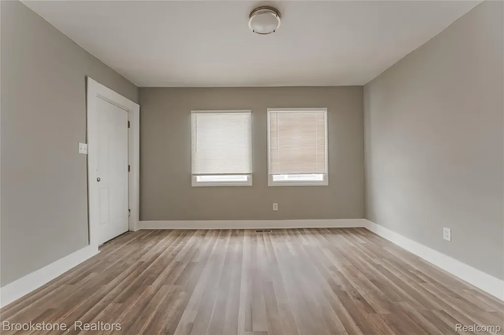 671 E Mansfield Avenue Pontiac City MI 48340
