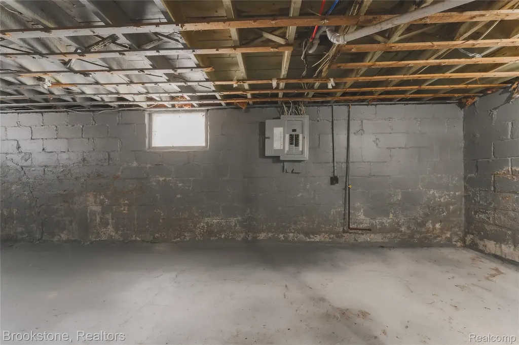 671 E Mansfield Avenue Pontiac City MI 48340