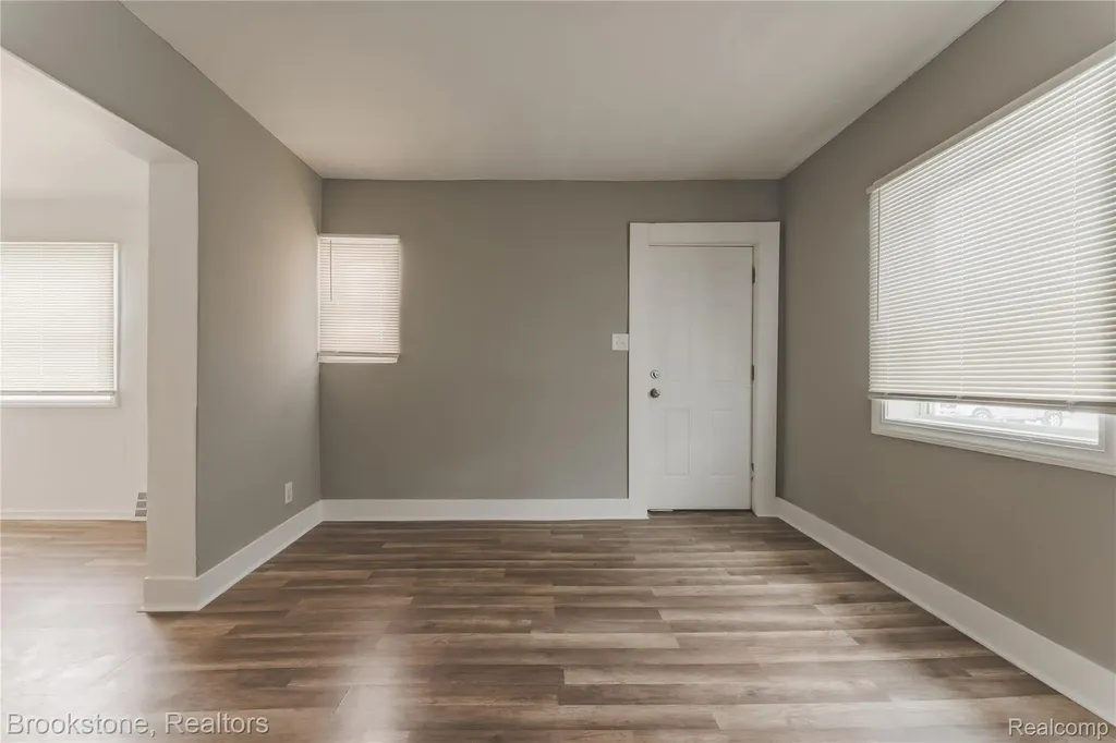671 E Mansfield Avenue Pontiac City MI 48340