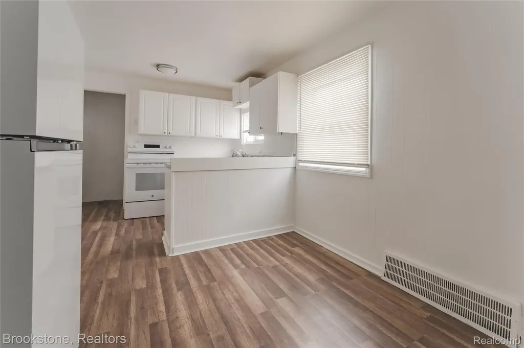 671 E Mansfield Avenue Pontiac City MI 48340