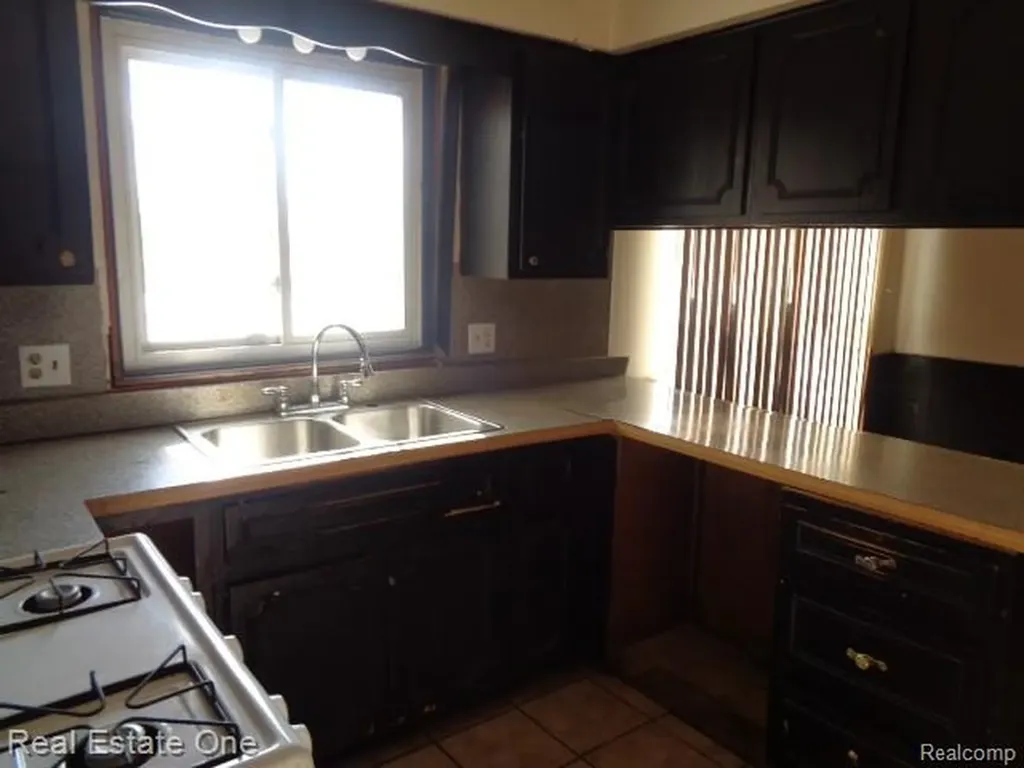 19375 Addison Drive Southfield City MI 48075