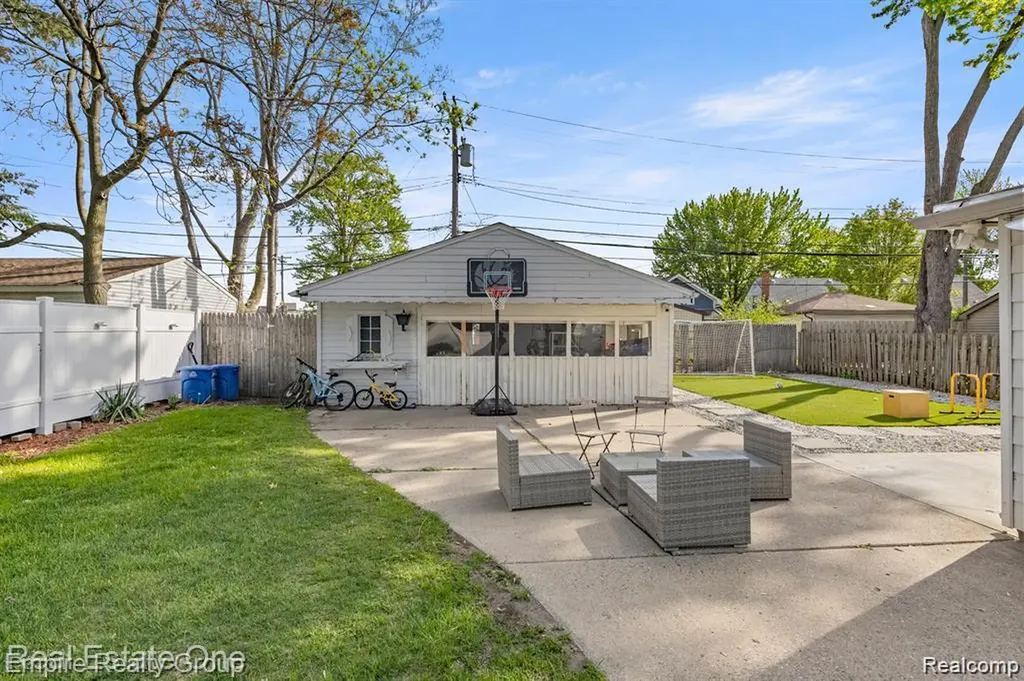 21047 Outer Drive Dearborn City MI 48124