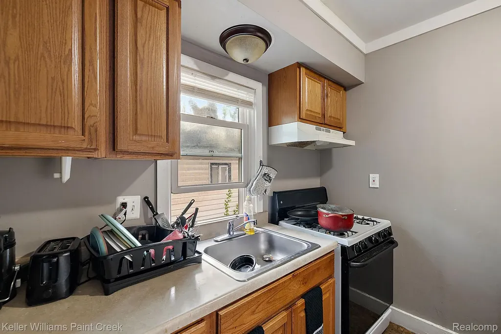 31 W Barrett Avenue Madison Heights City MI 48071