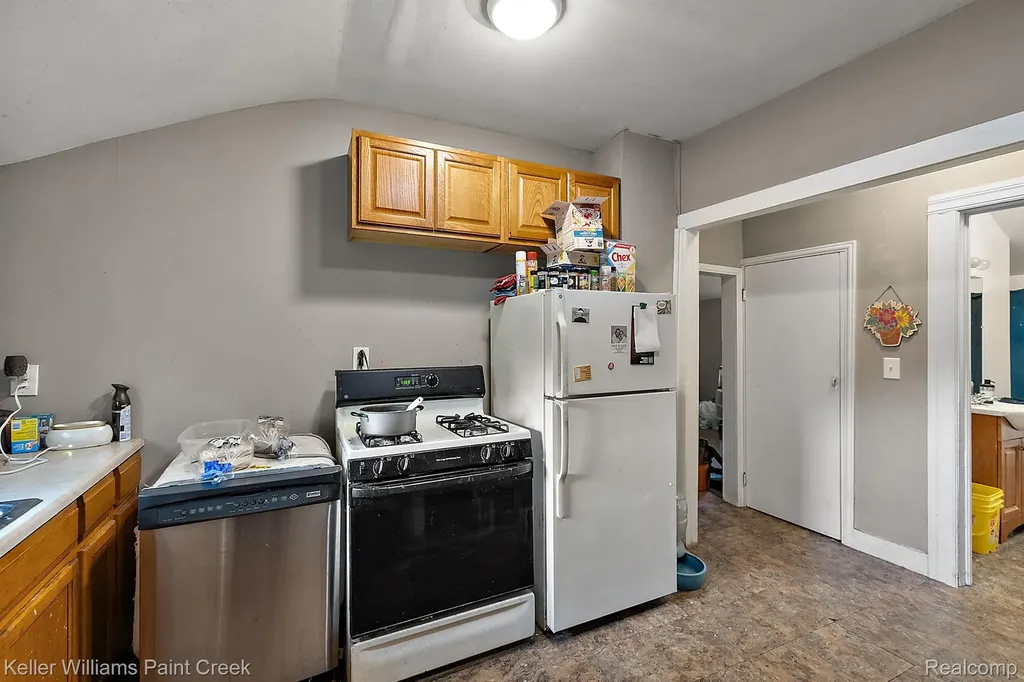 31 W Barrett Avenue Madison Heights City MI 48071