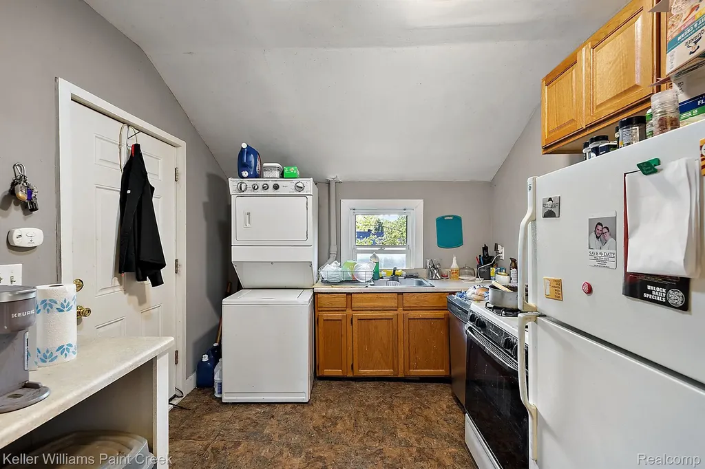 31 W Barrett Avenue Madison Heights City MI 48071
