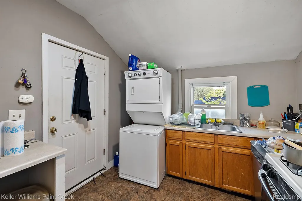 31 W Barrett Avenue Madison Heights City MI 48071