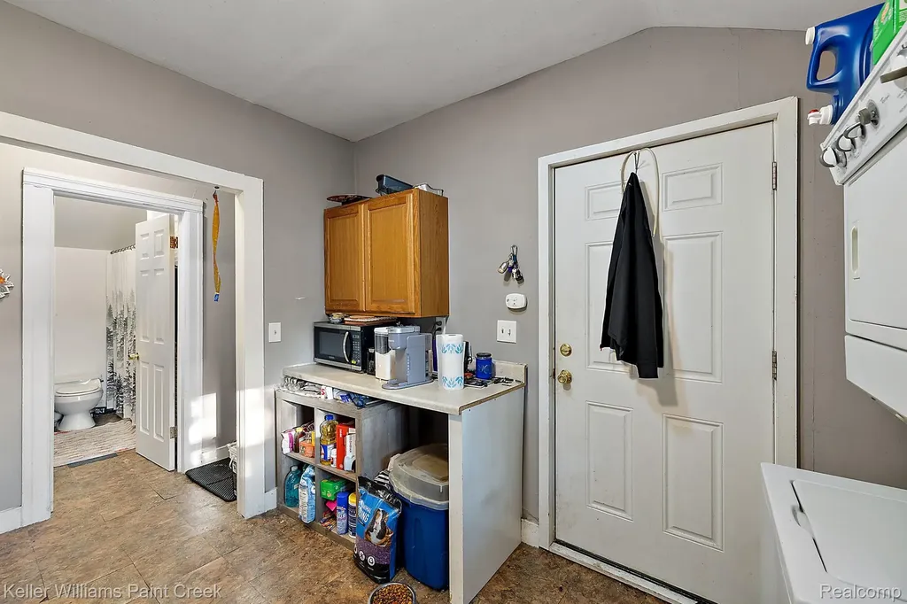 31 W Barrett Avenue Madison Heights City MI 48071