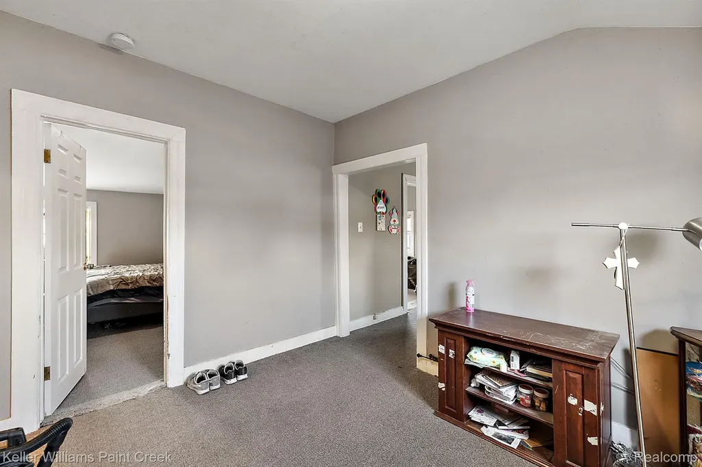 31 W Barrett Avenue Madison Heights City MI 48071