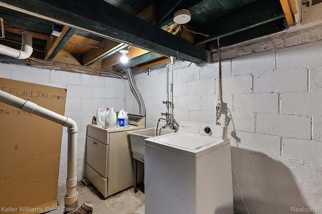 31 W Barrett Avenue Madison Heights City MI 48071