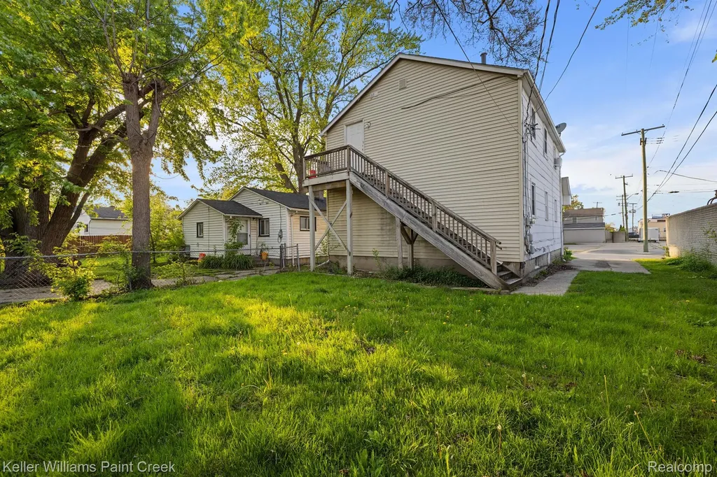 31 W Barrett Avenue Madison Heights City MI 48071