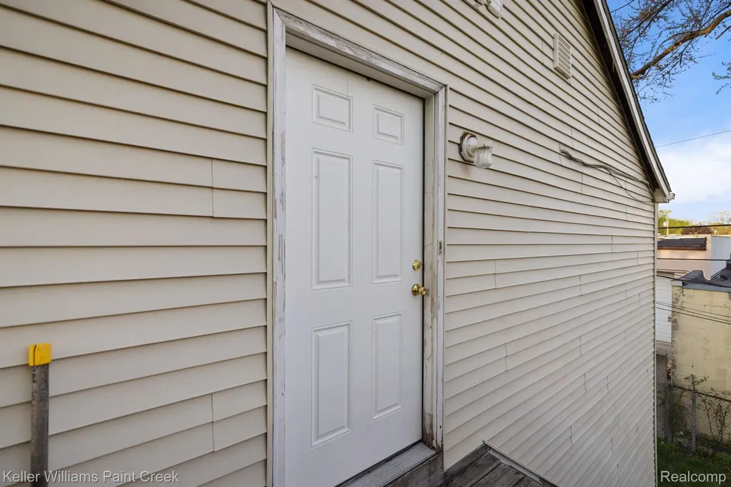 31 W Barrett Avenue Madison Heights City MI 48071