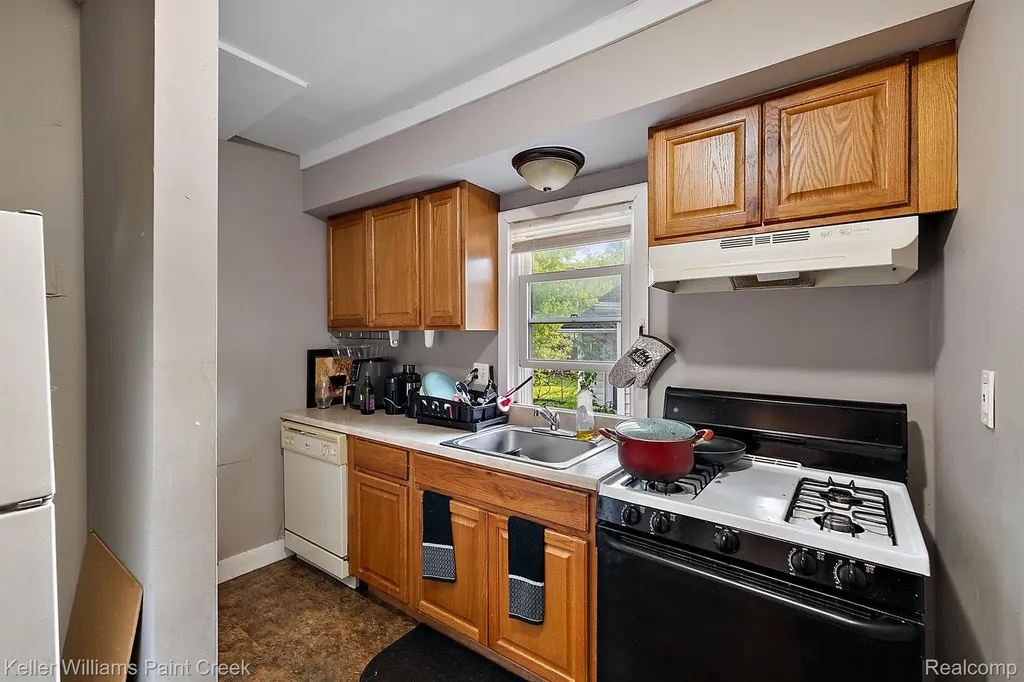 31 W Barrett Avenue Madison Heights City MI 48071