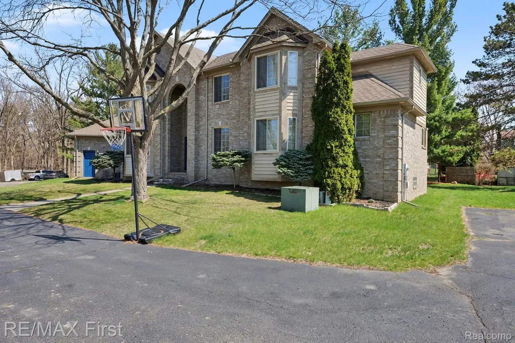 20400 Robinway Drive Clinton Charter Township MI 48036