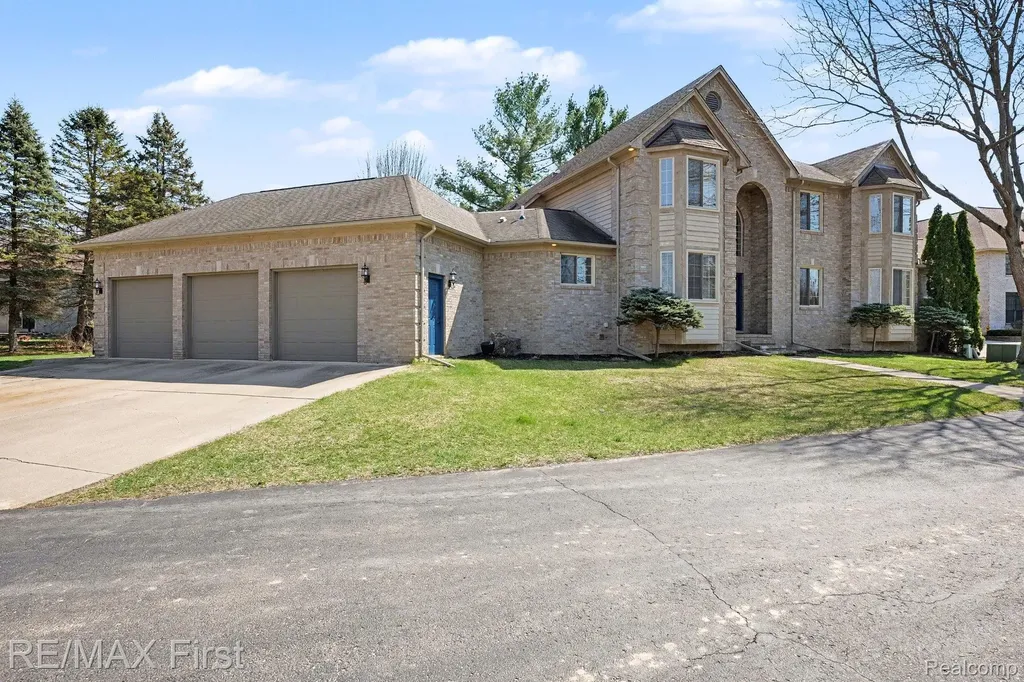 20400 Robinway Drive Clinton Charter Township MI 48036