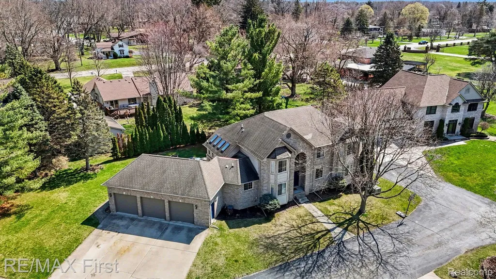 20400 Robinway Drive Clinton Charter Township MI 48036