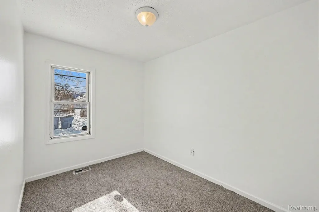 7284 Orchard Avenue Warren City MI 48091
