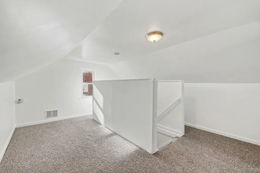 7284 Orchard Avenue Warren City MI 48091