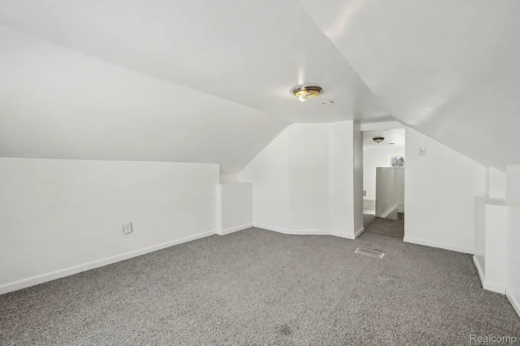 7284 Orchard Avenue Warren City MI 48091