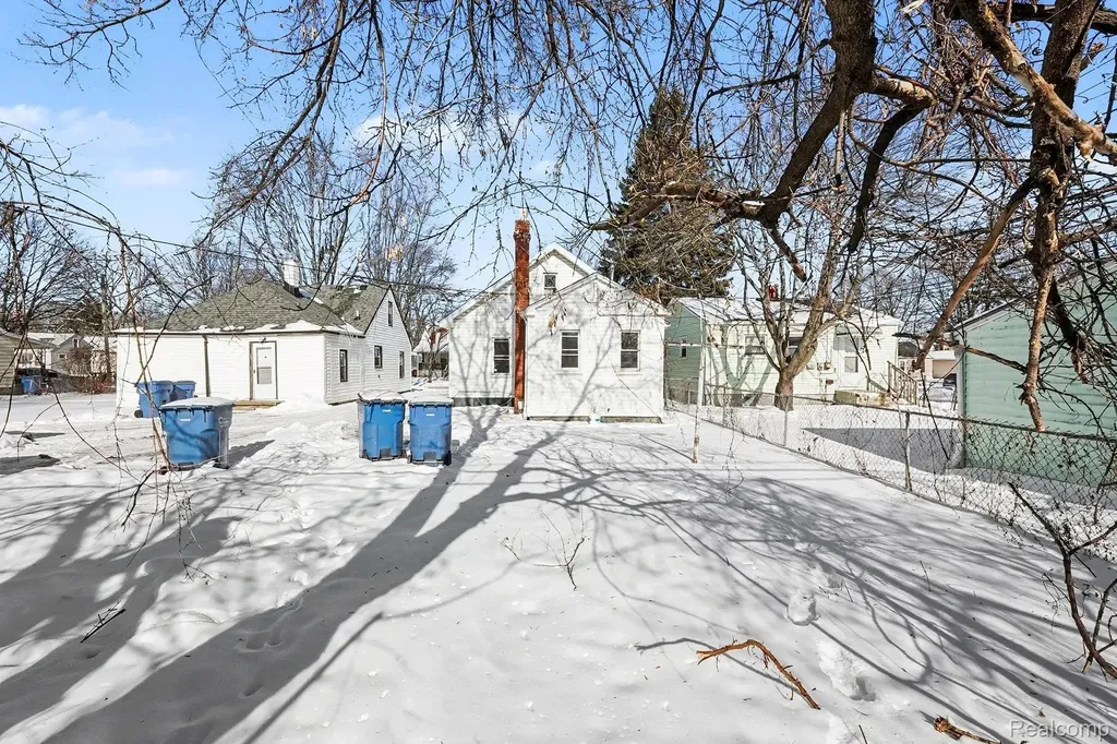7284 Orchard Avenue Warren City MI 48091