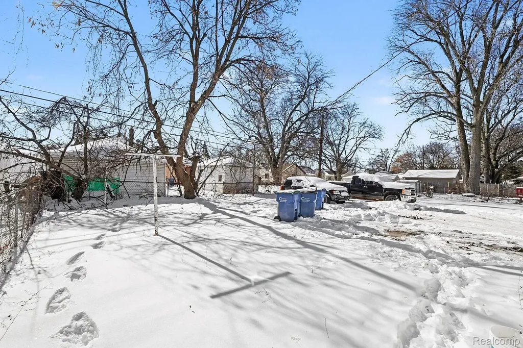 7284 Orchard Avenue Warren City MI 48091