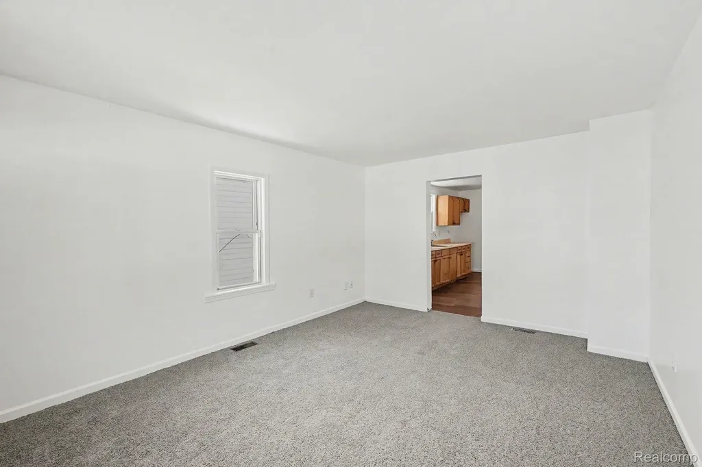 7284 Orchard Avenue Warren City MI 48091