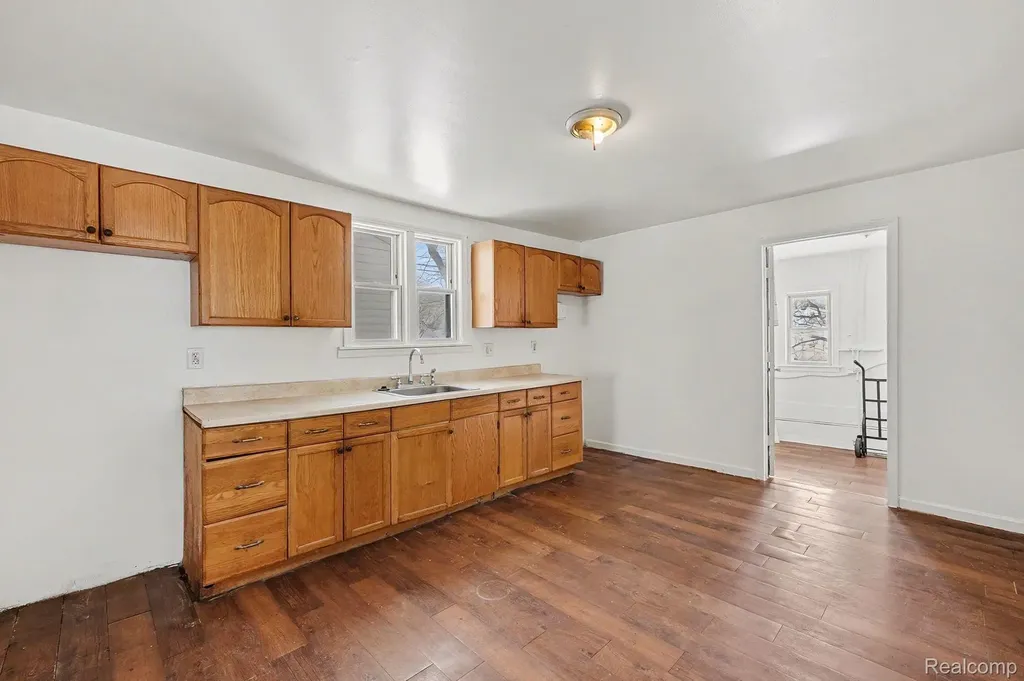 7284 Orchard Avenue Warren City MI 48091