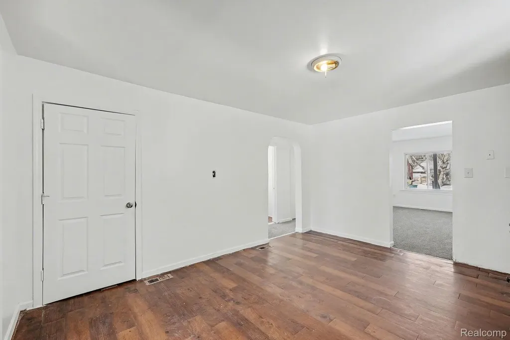 7284 Orchard Avenue Warren City MI 48091