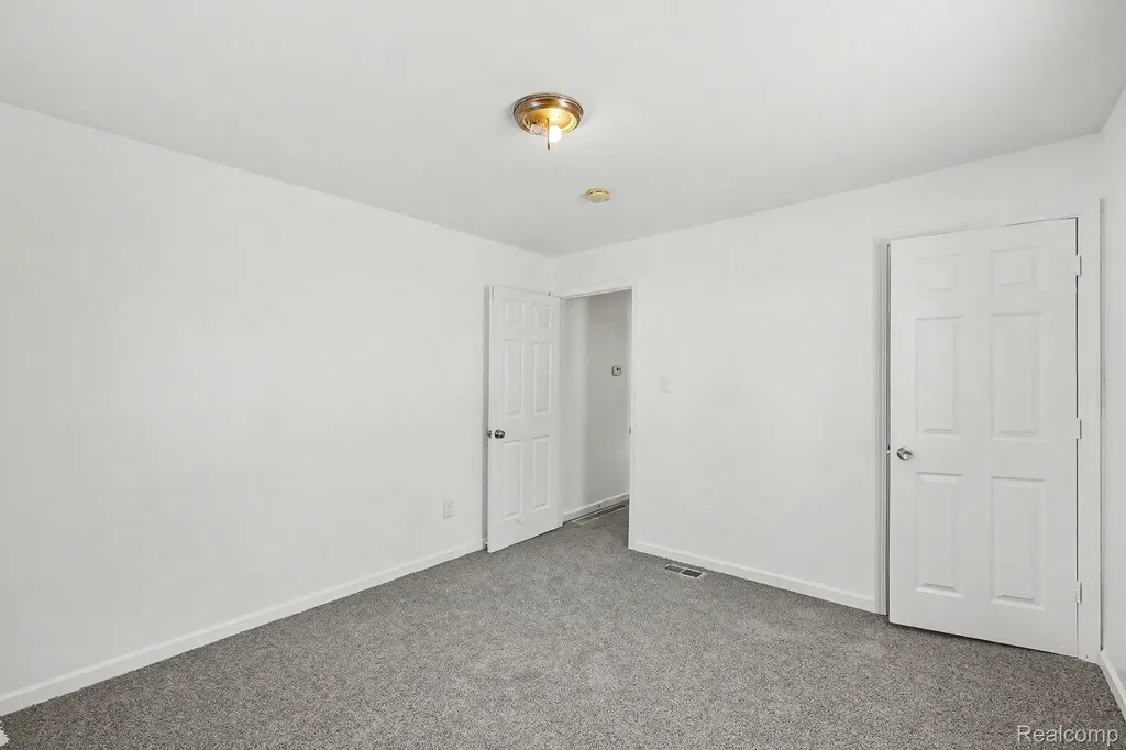 7284 Orchard Avenue Warren City MI 48091