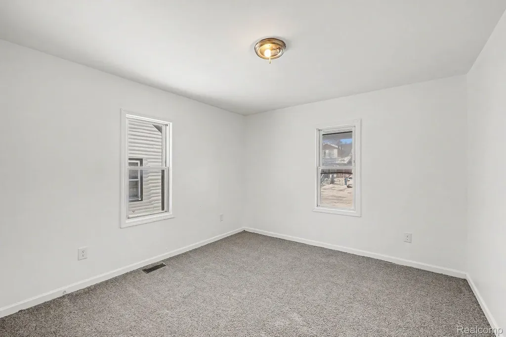 7284 Orchard Avenue Warren City MI 48091