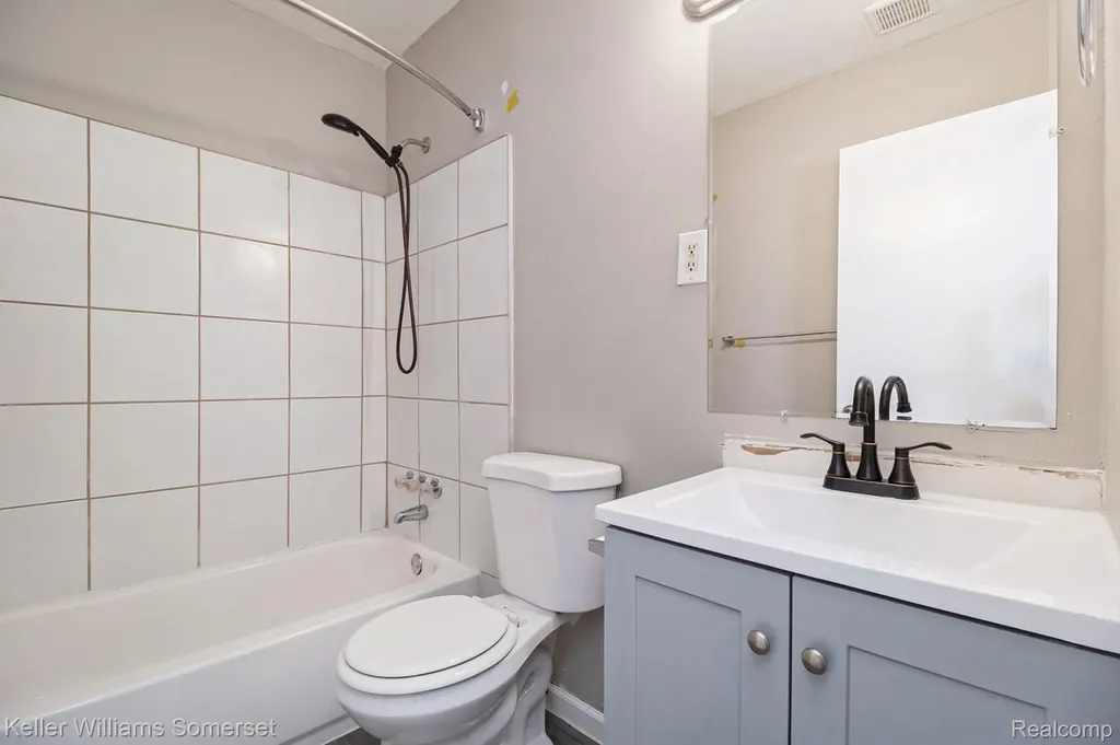 12849 Sarsfield Avenue Warren City MI 48089