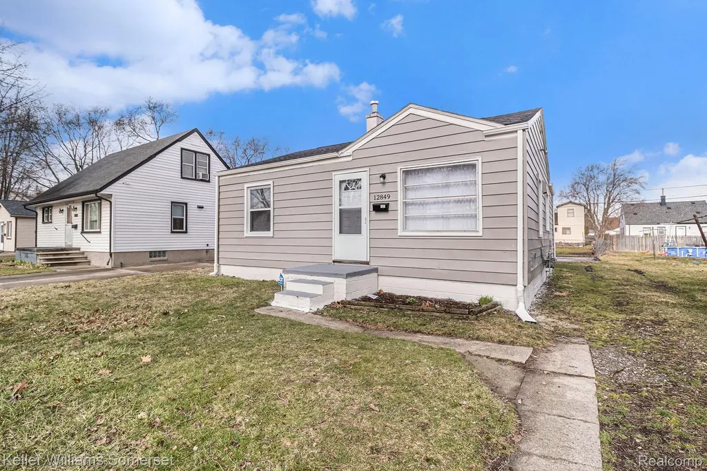 12849 Sarsfield Avenue Warren City MI 48089