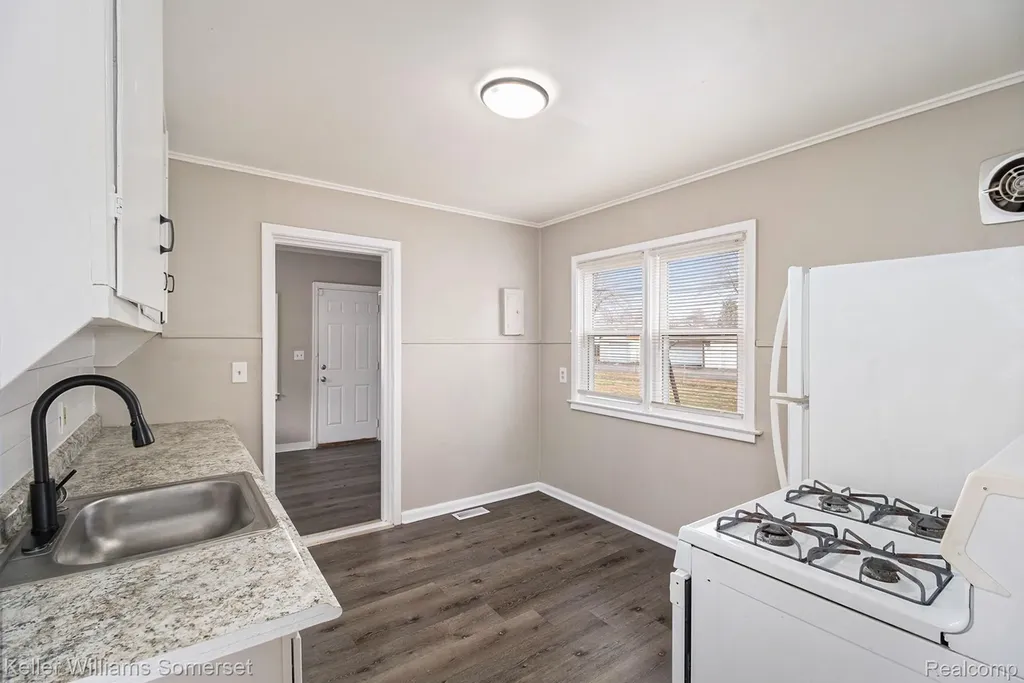 12849 Sarsfield Avenue Warren City MI 48089