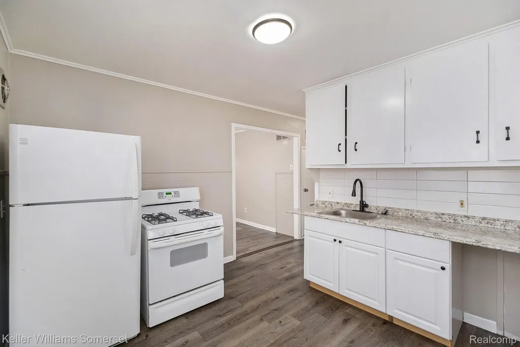 12849 Sarsfield Avenue Warren City MI 48089