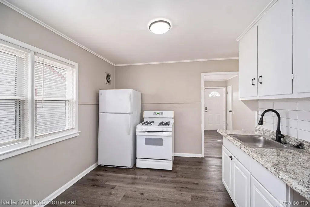 12849 Sarsfield Avenue Warren City MI 48089
