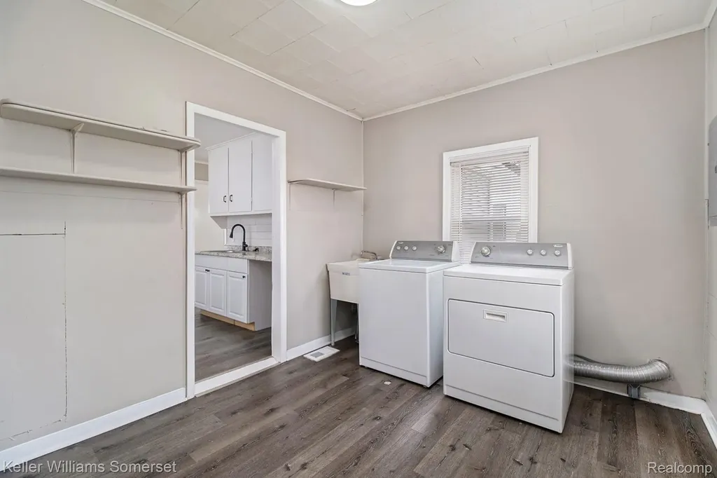 12849 Sarsfield Avenue Warren City MI 48089