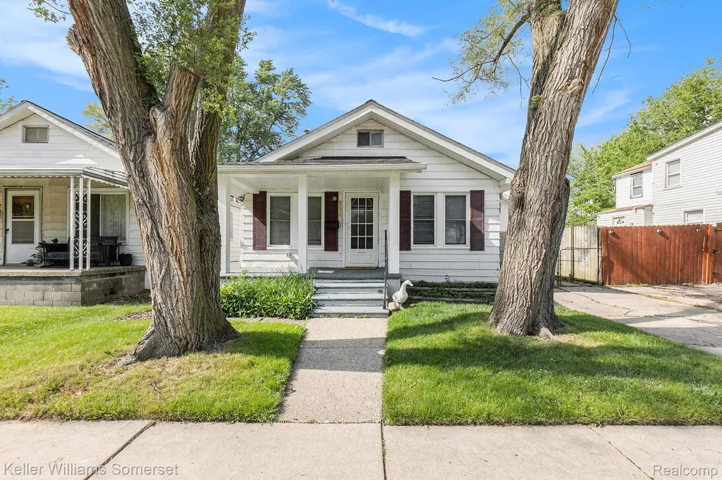 8233 Meadow Avenue Warren City MI 48089