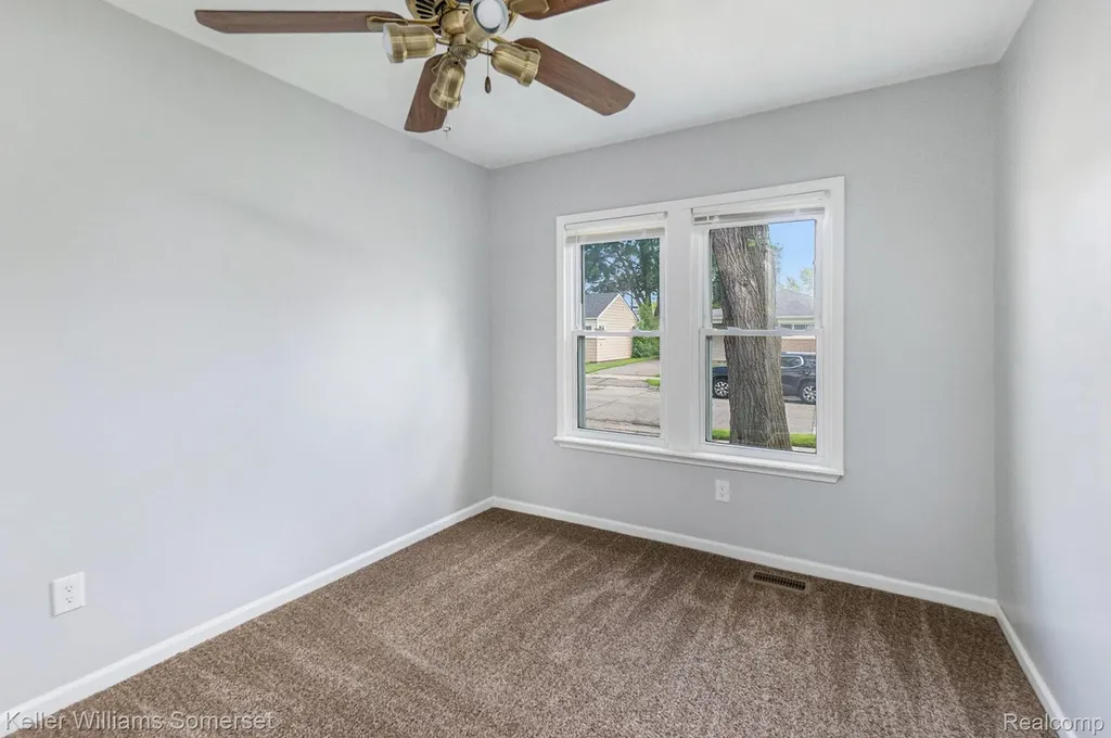 8233 Meadow Avenue Warren City MI 48089