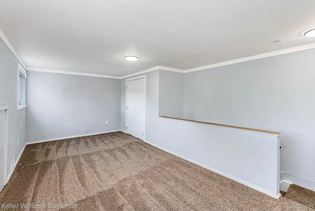 8233 Meadow Avenue Warren City MI 48089