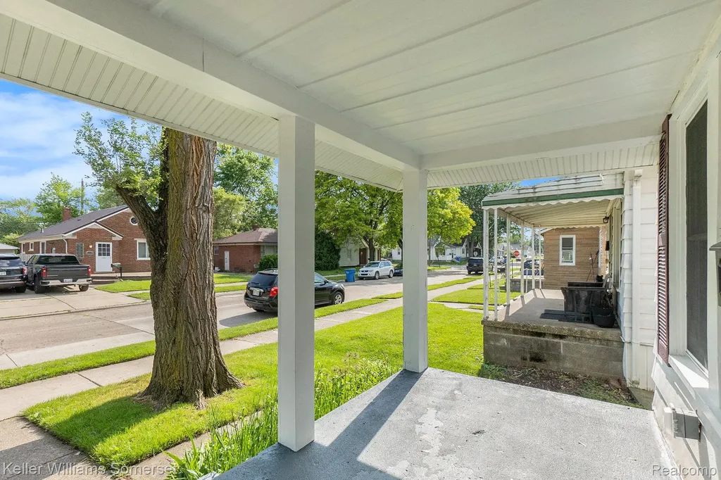 8233 Meadow Avenue Warren City MI 48089