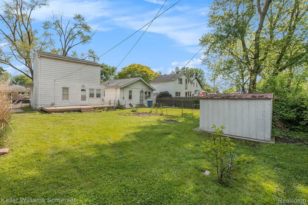 8233 Meadow Avenue Warren City MI 48089