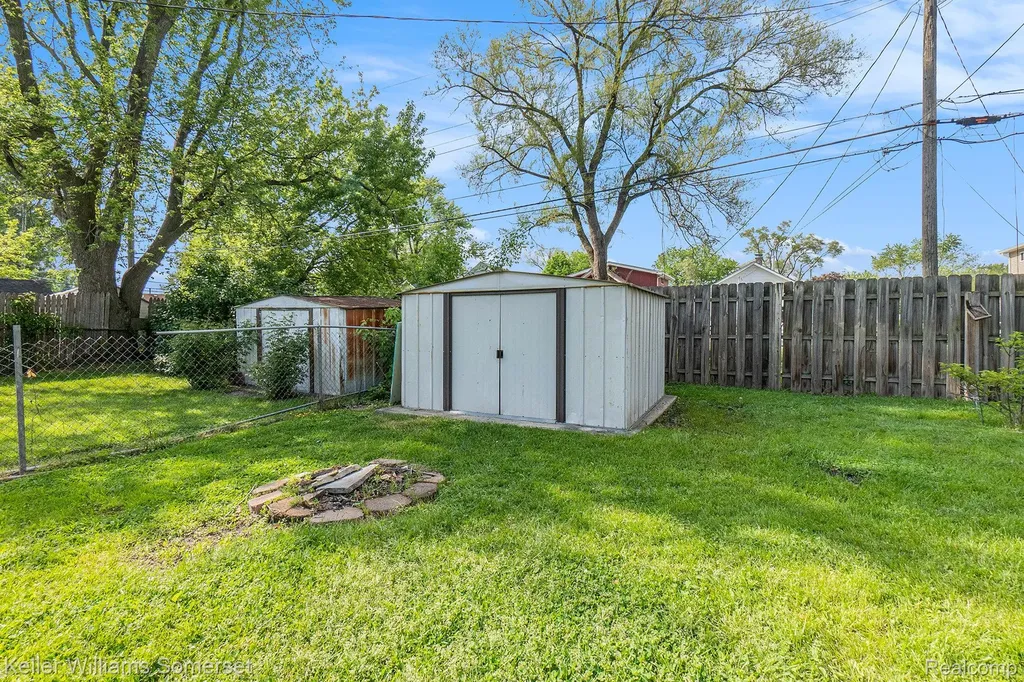 8233 Meadow Avenue Warren City MI 48089