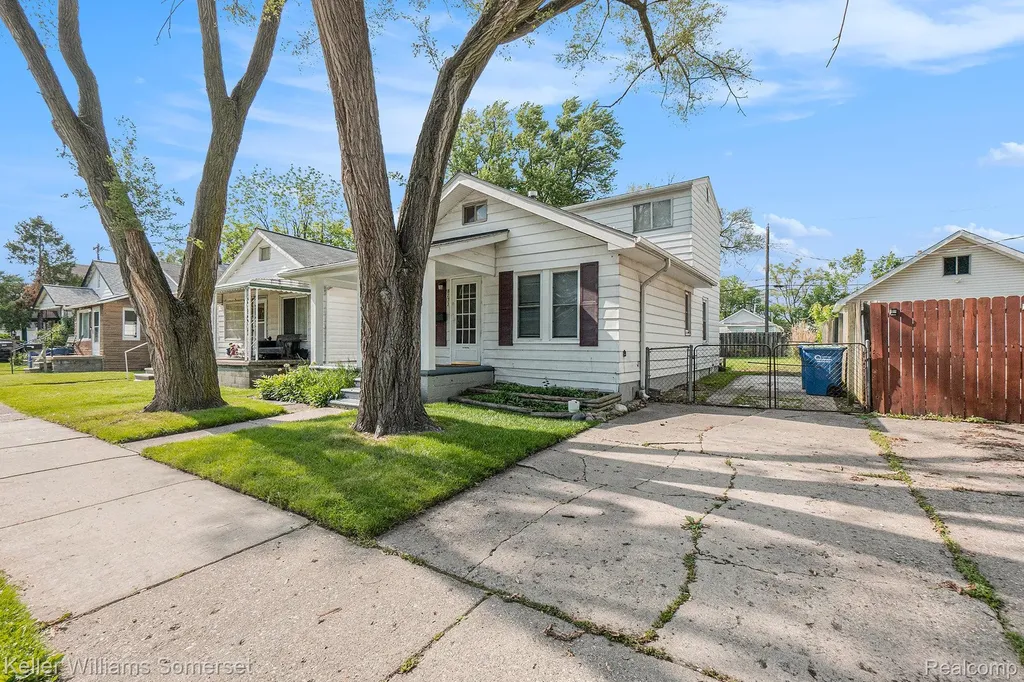 8233 Meadow Avenue Warren City MI 48089