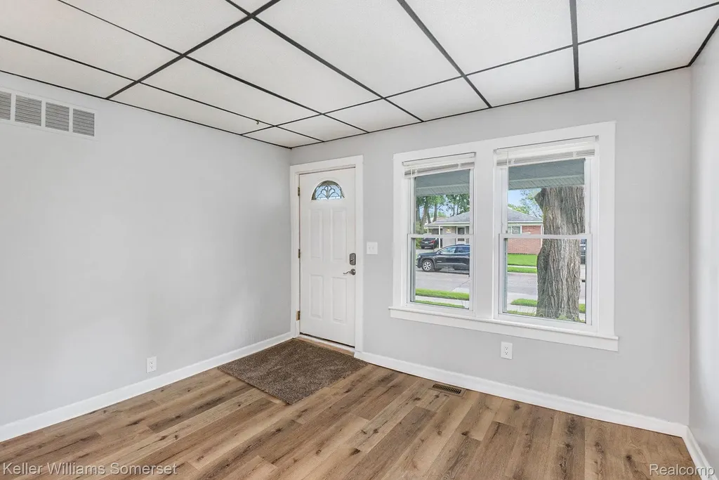 8233 Meadow Avenue Warren City MI 48089